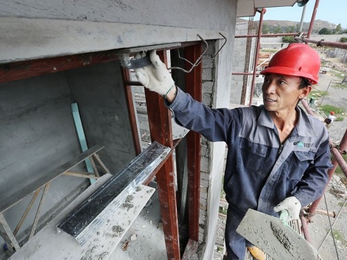 Aducem muncitori din asia pent