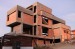 Casa la rosu cu o arhitectura moderna