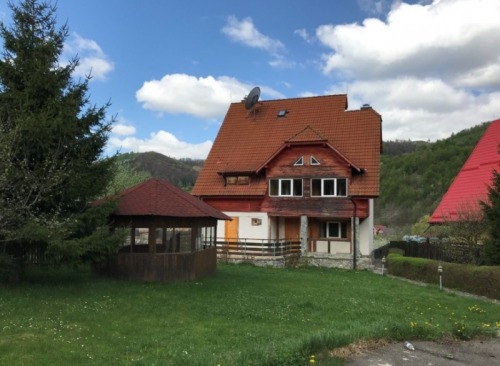 Casa si teren 1 500 mp  Moieci