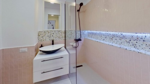 EXPLOREAZA VIRTUAL  Eleganta p