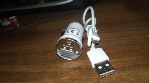 Incarcator auto pentru telefon