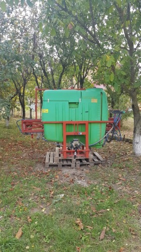 Vand masina de erbicidat cu ca